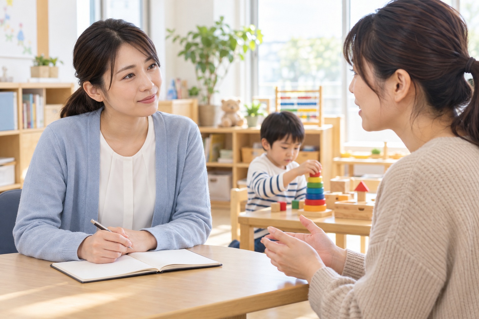 保護者の話を丁寧に聴き子どもについて情報を共有するイメージ